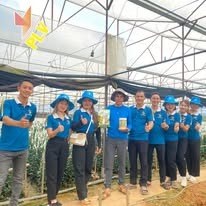 PLV thăm nhà kính trồng hoa