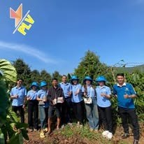 Đội ngũ PLV giữa vườn cây
